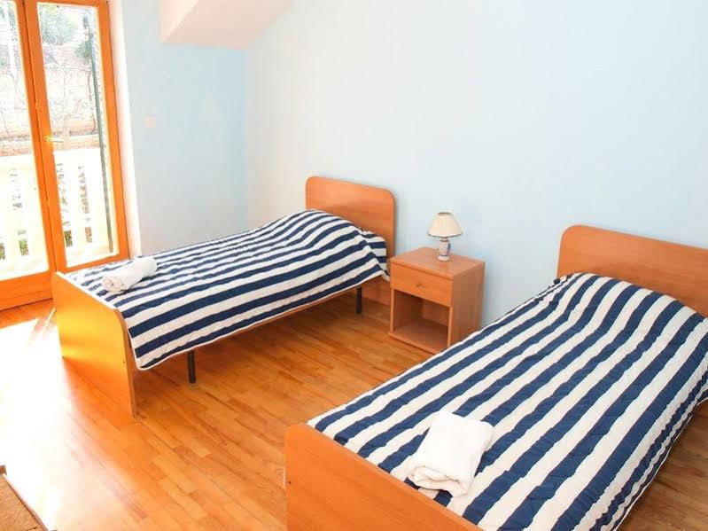 Santic Hotel Постира Екстериор снимка