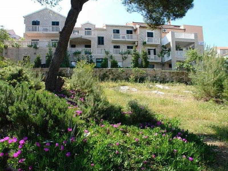 Santic Hotel Постира Екстериор снимка